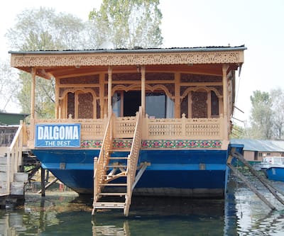 https://imgcld.yatra.com/ytimages/image/upload/t_hotel_yatra_city_desktop/v1446698126/Domestic Hotels/Hotels_Srinagar/Dalgoma Houseboat/DSC_0001.jpg